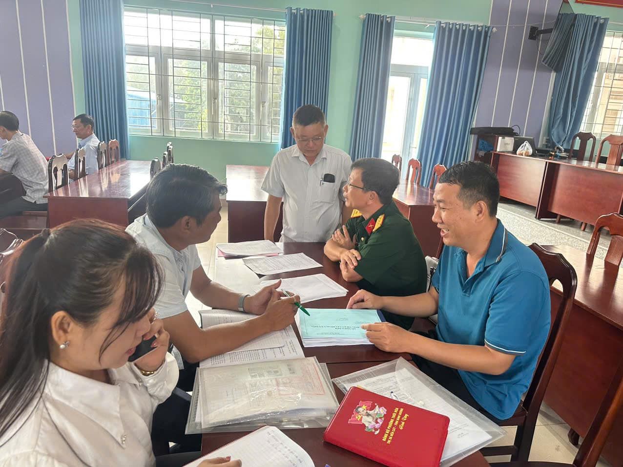 C&oacute; thể l&agrave; h&igrave;nh ảnh về 7 người, mọi người đang học v&agrave; văn bản