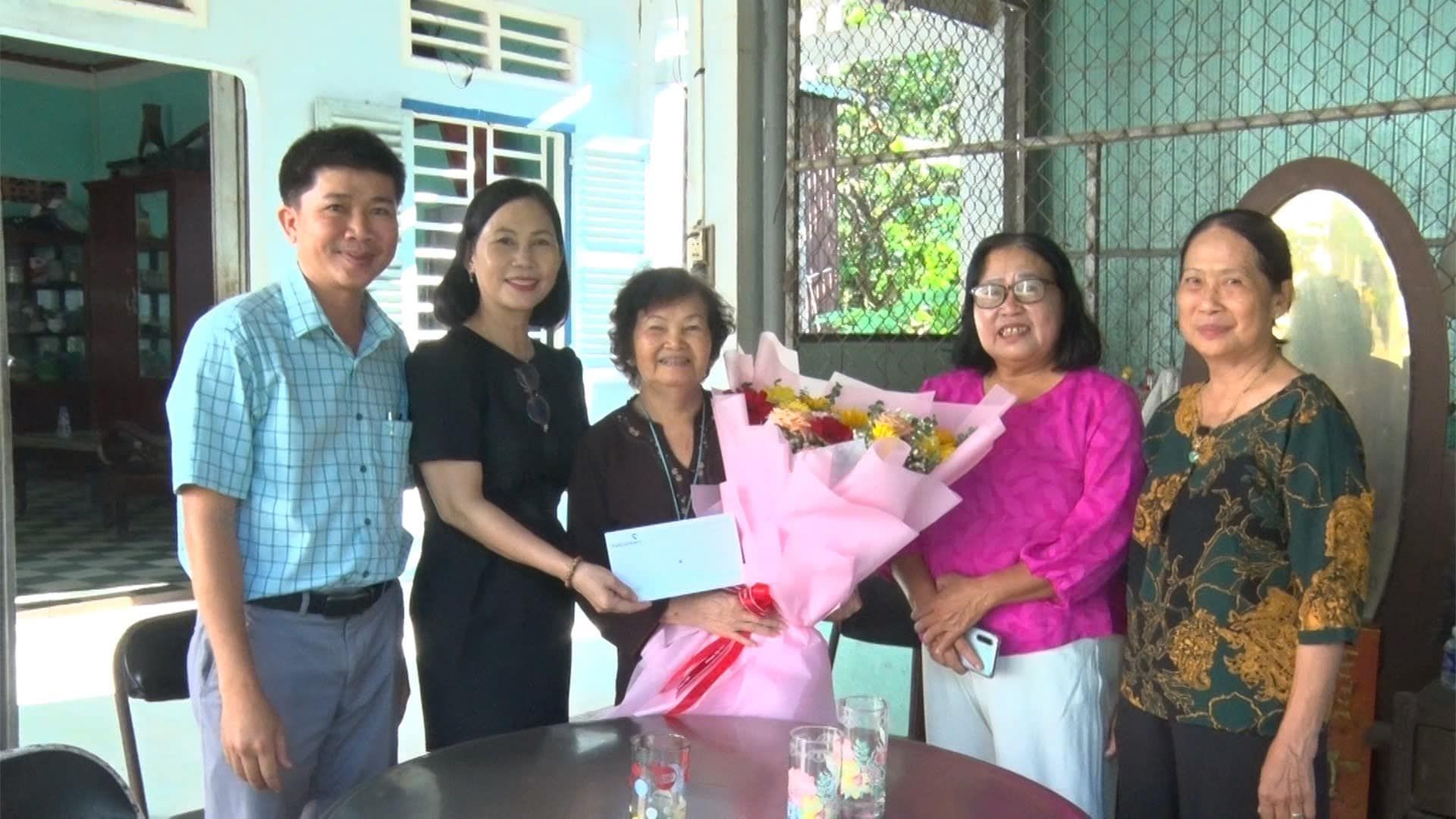 C&oacute; thể l&agrave; h&igrave;nh ảnh về 5 người v&agrave; mọi người đang cười