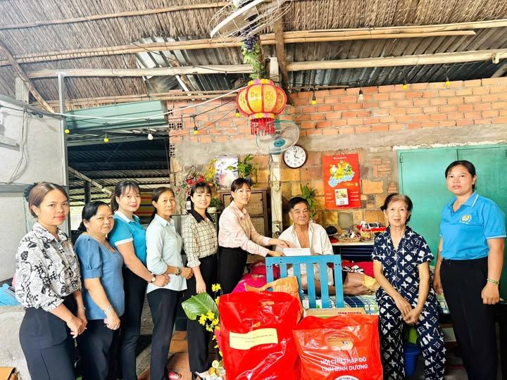 Có thể là hình ảnh về 9 người và văn bản