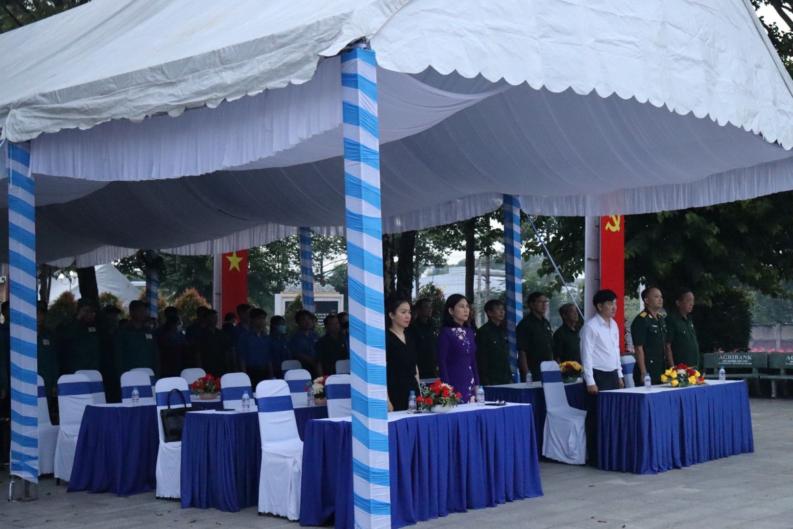 Có thể là hình ảnh về 9 người