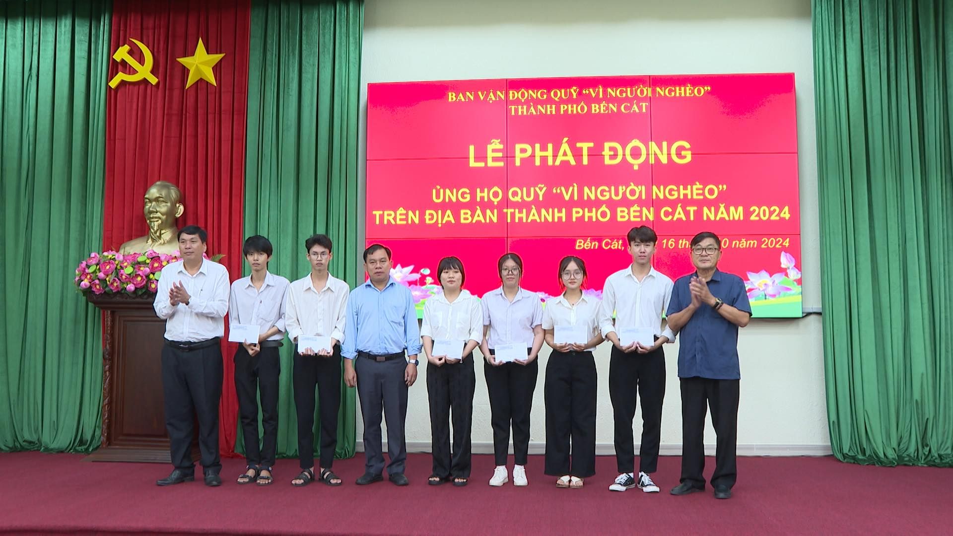 Có thể là hình ảnh về 9 người và văn bản