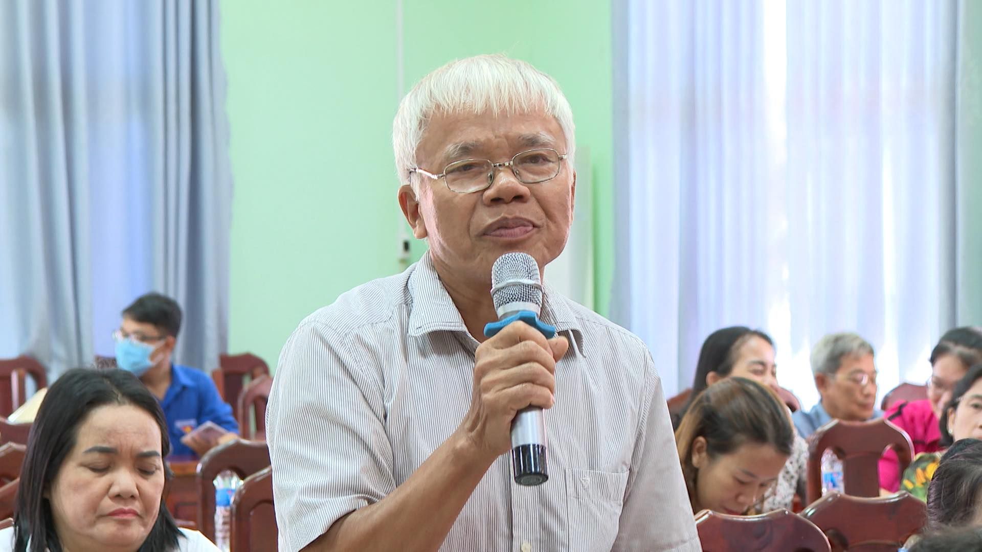 C&oacute; thể l&agrave; h&igrave;nh ảnh về 7 người v&agrave; c&aacute;i bục