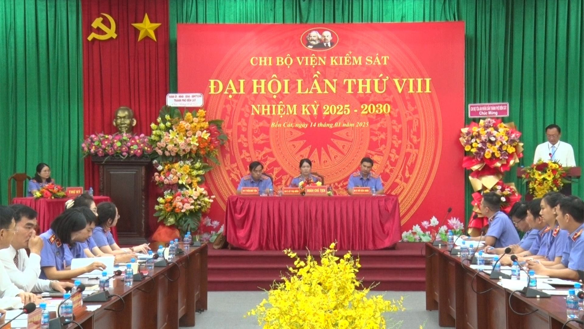 Có thể là hình ảnh về 9 người, đền thờ, cái bục và văn bản