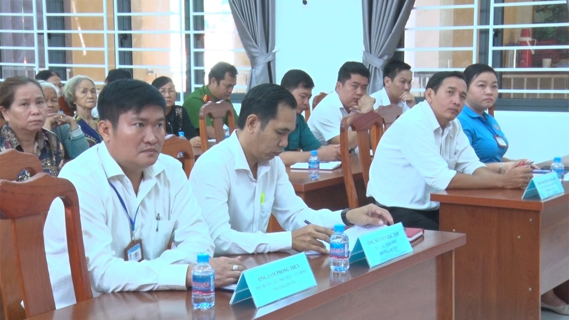 Có thể là hình ảnh về 6 người, mọi người đang học, bệnh viện và văn bản