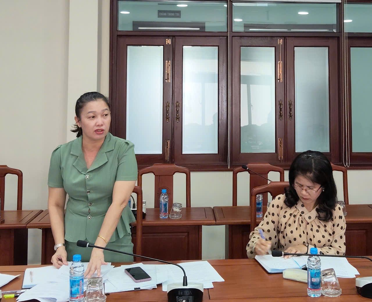 Có thể là hình ảnh về 2 người và văn bản