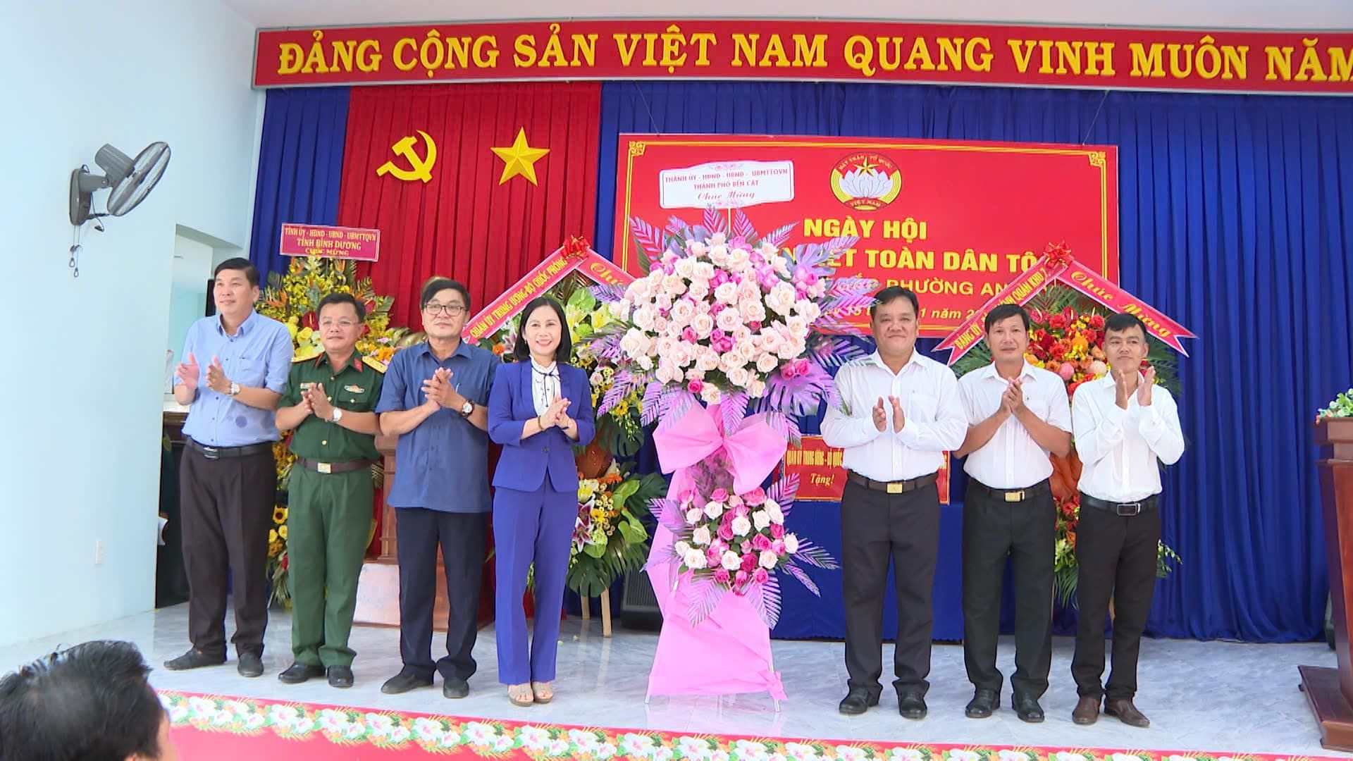 Có thể là hình ảnh về 8 người và văn bản