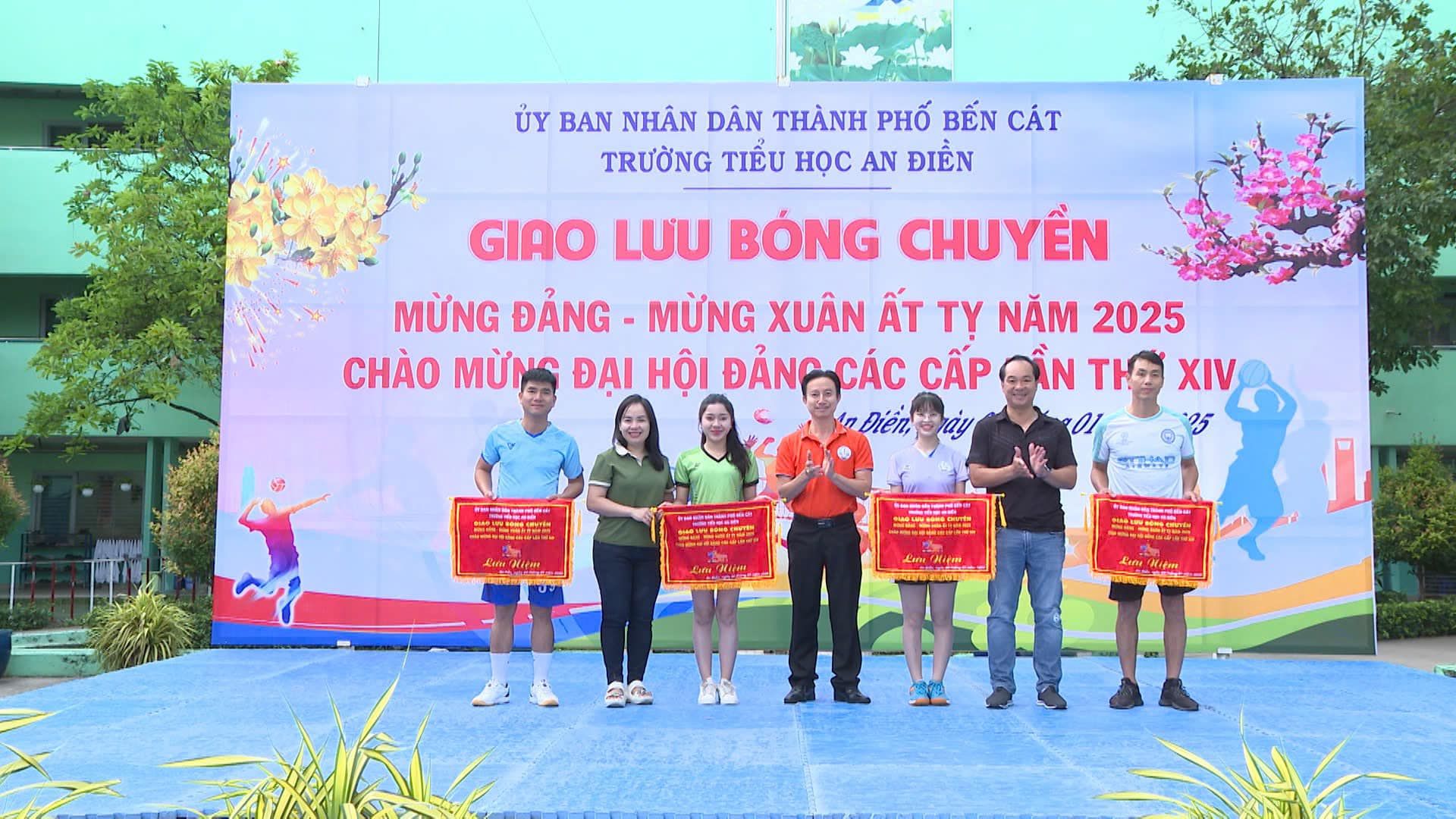 Có thể là hình ảnh về 8 người và văn bản