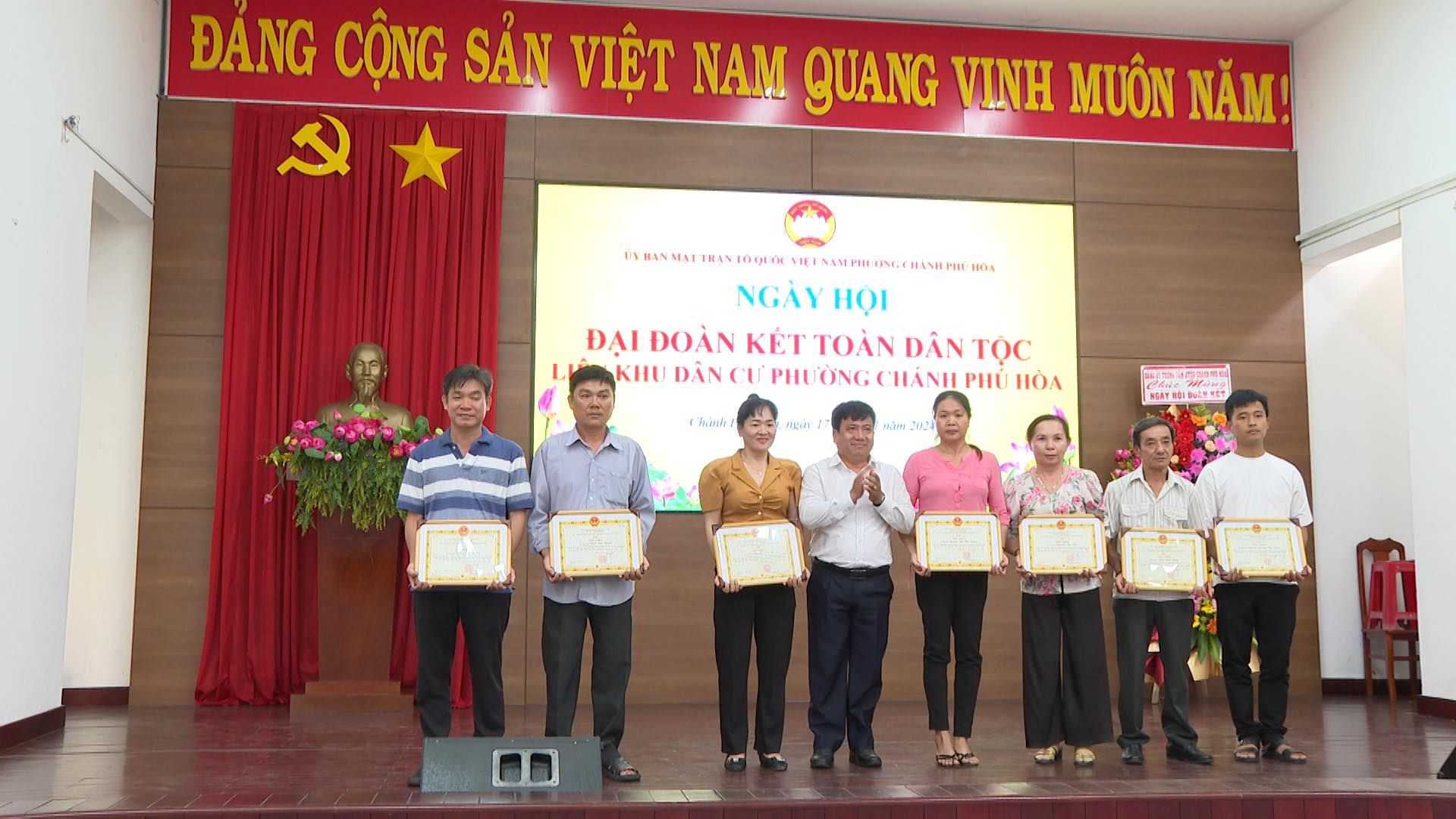 Có thể là hình ảnh về 8 người, cái bục và văn bản