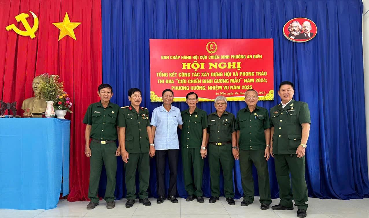 Có thể là hình ảnh về 7 người và văn bản