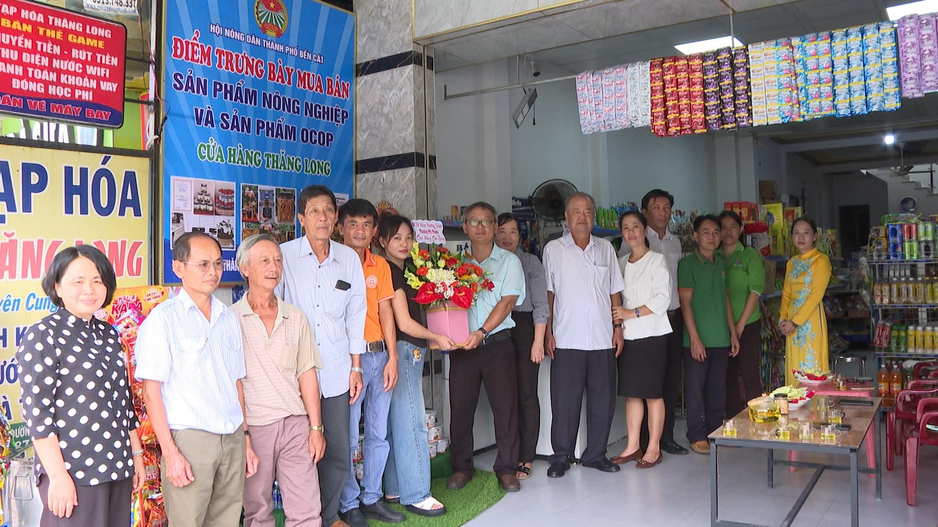 Có thể là hình ảnh về 11 người và văn bản