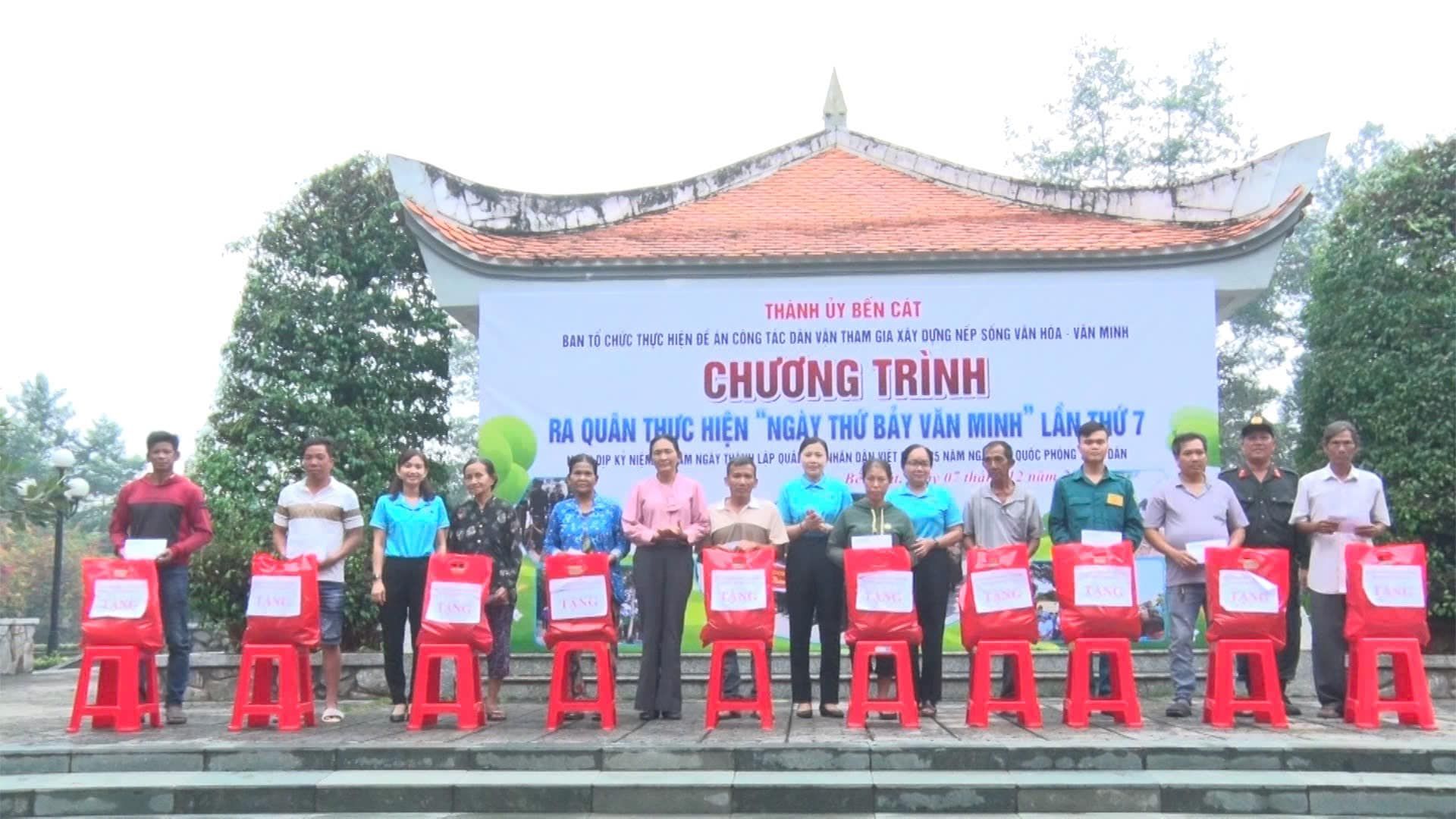 Có thể là hình ảnh về 13 người, Thiên Đàn và văn bản cho biết 'THANH UY BEN CAT AT BAN CHỨC THỨC HIỆND NCONG THAM DUNG NEP SONG YĂN ИOA VAN MINH CHƯƠNG TRINH RA QUAN TyC HIỆN NGAY THỨ BAY VÂN MINH LÁNTHÚ7 NGAT HINDI NG DOỚC PHONG DAN 品 AeЛ-AA. 品品品 AEAA'