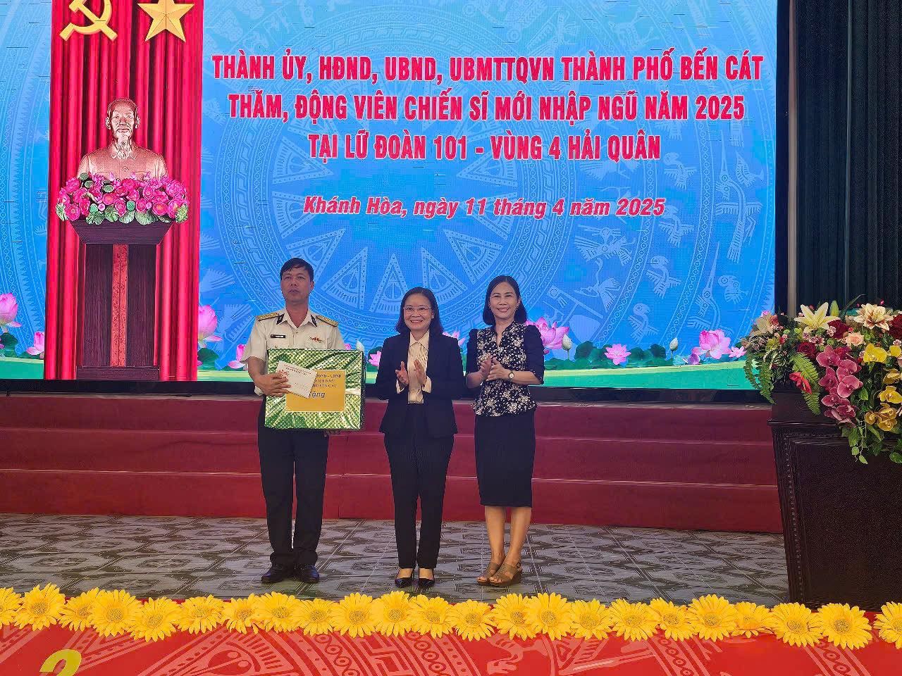 Có thể là hình ảnh về 3 người và văn bản cho biết 'THÀNH ỦY, HĐND, UBND, UBMTTQVN THÀNH PHỐ BẾN CÁT THĂM, ĐỘNG VIÊN CHIẾN si MỚI NHẬP NGŨ NĂM 2025 TẠI LỮ ĐOÀN 101 VÙNG 4 HÁI QUÂN Khánh Hòa, ngày 11 tháng 4 năm 2025 oacHa 暴'