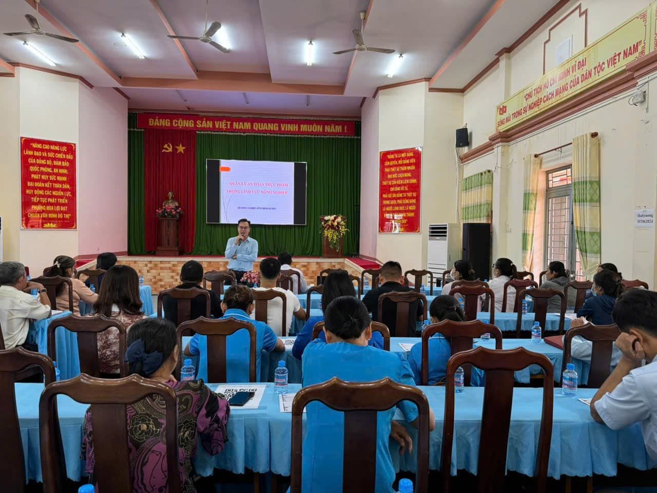 Có thể là hình ảnh về 16 người, mọi người đang học và văn bản