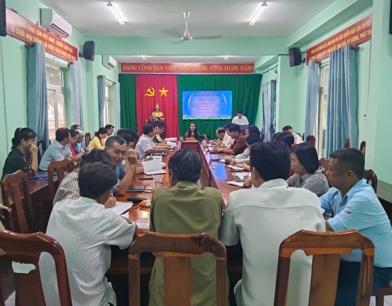 Có thể là hình ảnh về 9 người, mọi người đang học và bàn