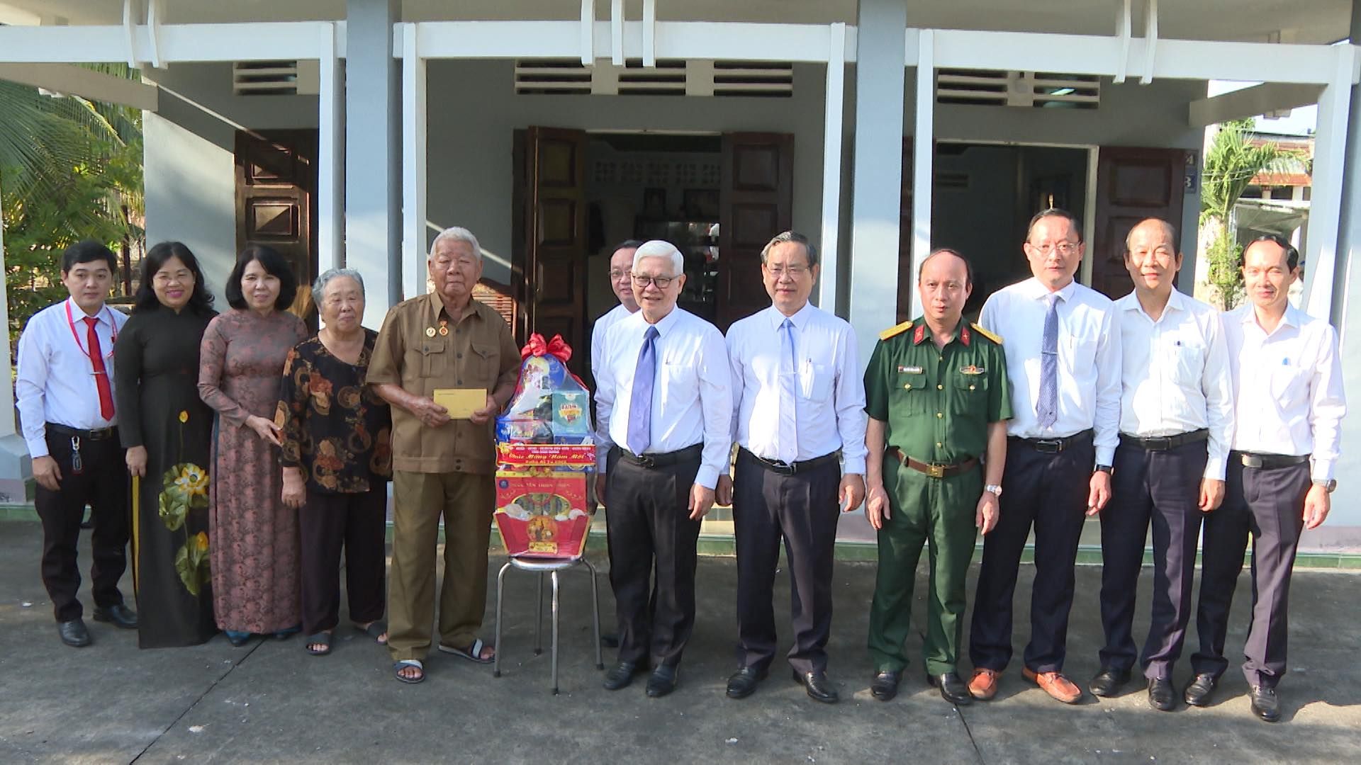 C&oacute; thể l&agrave; h&igrave;nh ảnh về 11 người