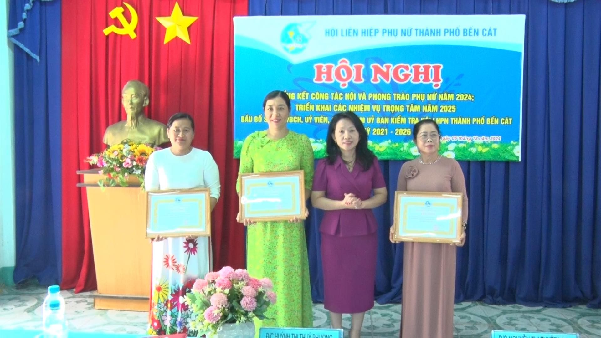 Có thể là hình ảnh về 4 người và văn bản