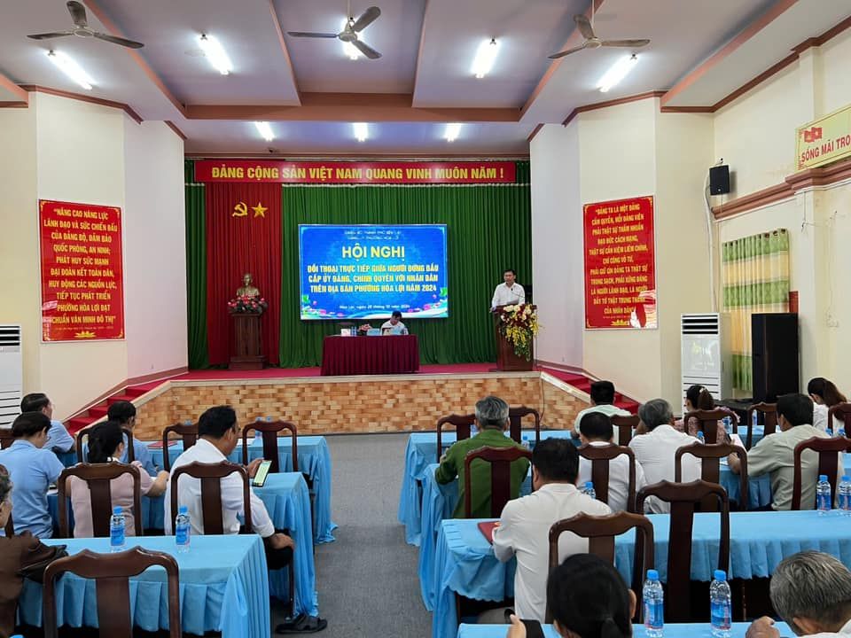 Có thể là hình ảnh về 11 người, cái bục và văn bản