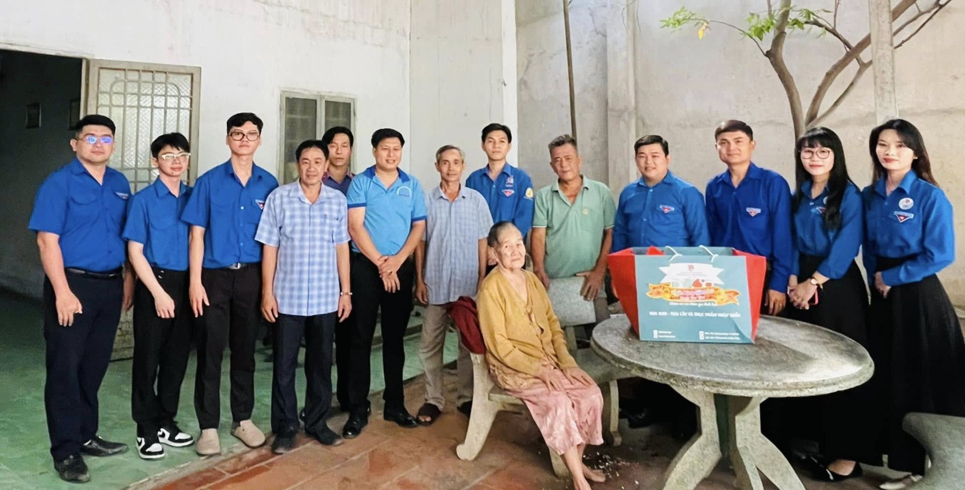 Có thể là hình ảnh về 13 người và văn bản