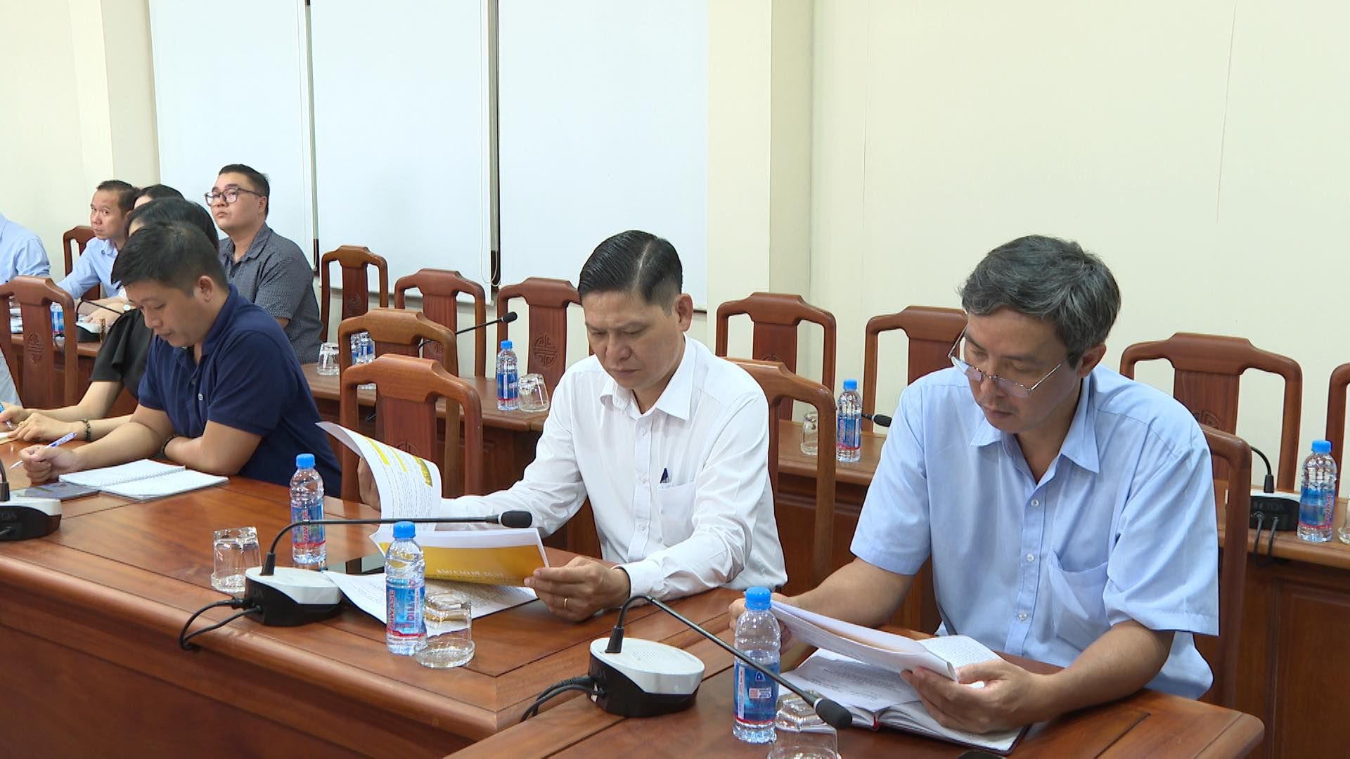 C&oacute; thể l&agrave; h&igrave;nh ảnh về 4 người, mọi người đang học v&agrave; văn bản