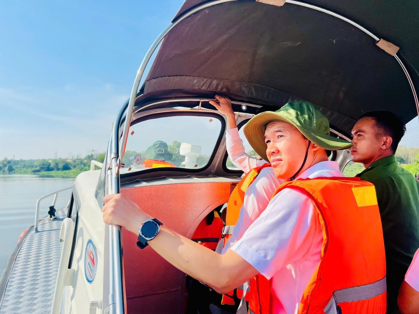 Có thể là hình ảnh về 2 người và thuyền