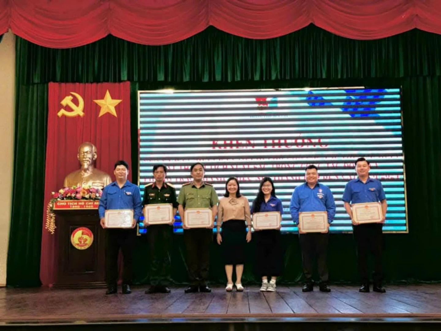 Có thể là hình ảnh về 7 người và văn bản