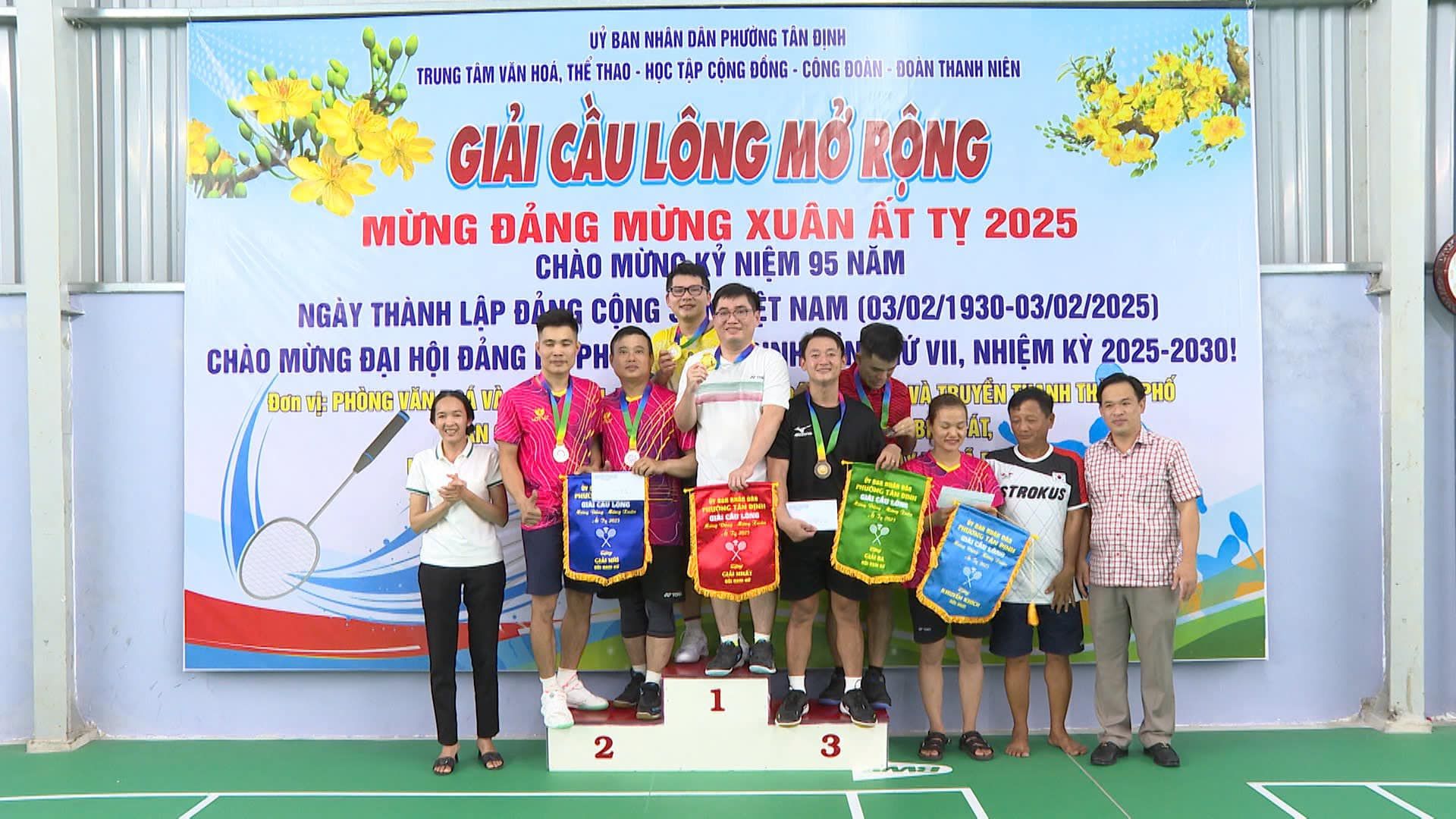 Có thể là hình ảnh về 8 người và văn bản