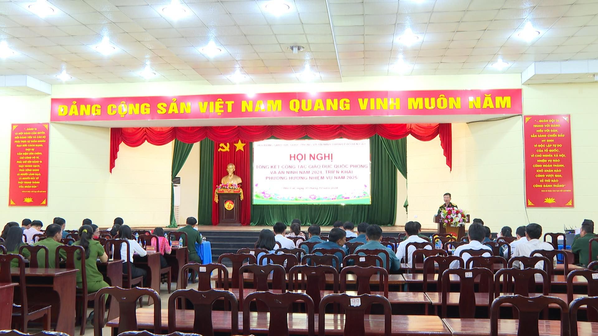 Có thể là hình ảnh về 7 người và văn bản