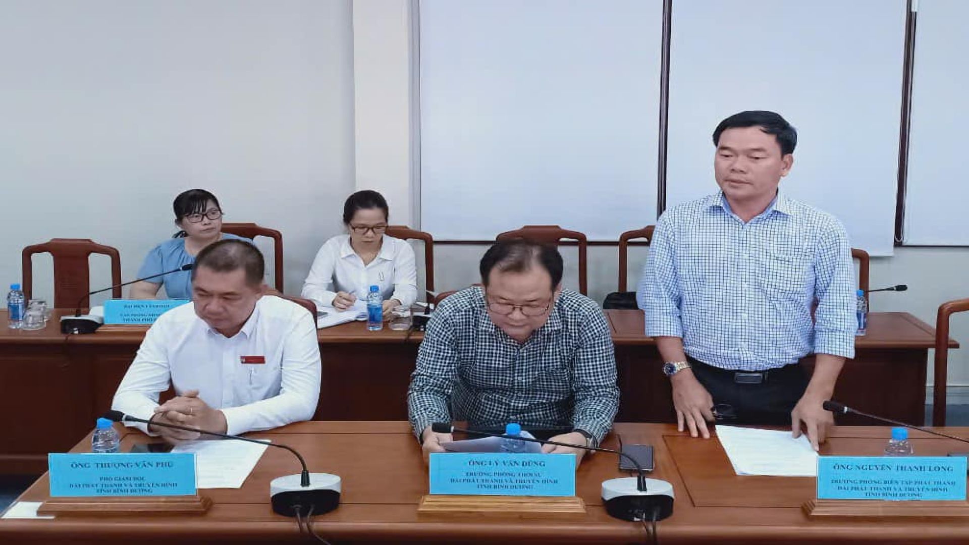 Có thể là hình ảnh về 5 người và văn bản