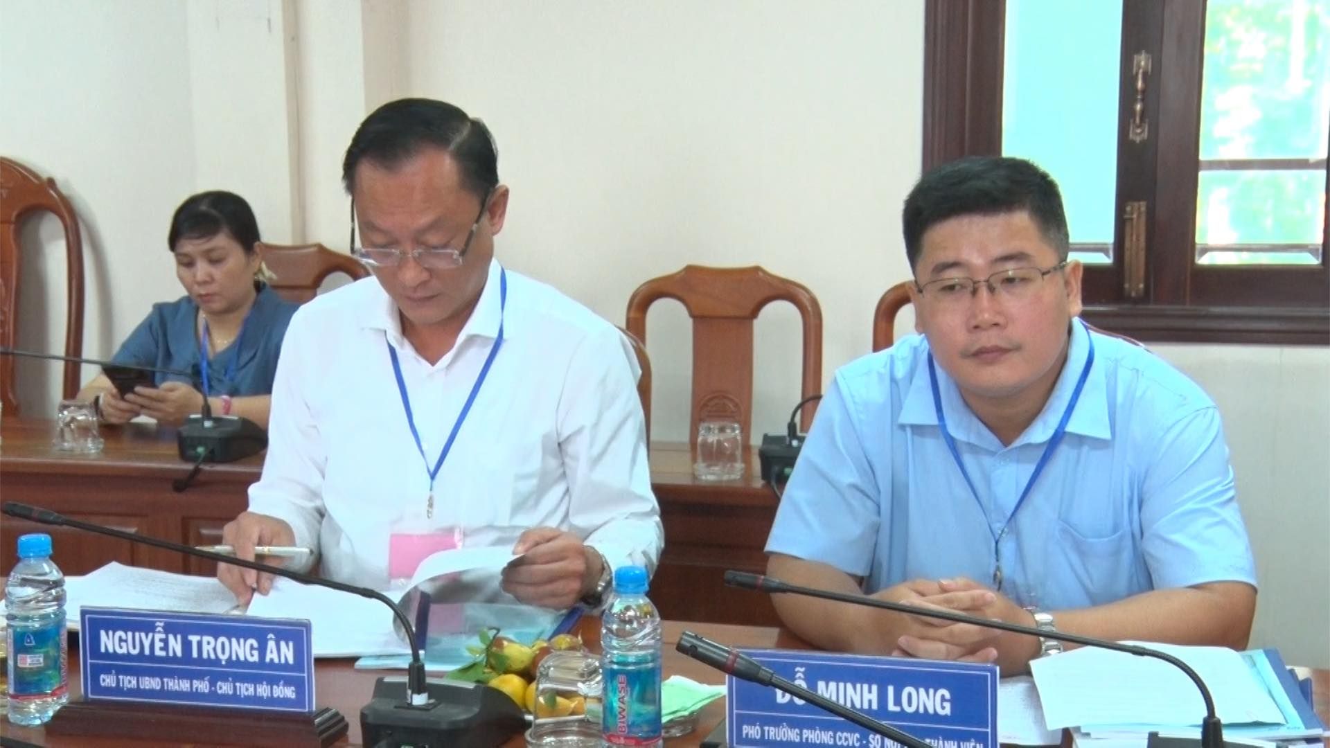 Có thể là hình ảnh về 3 người, cái bục và văn bản