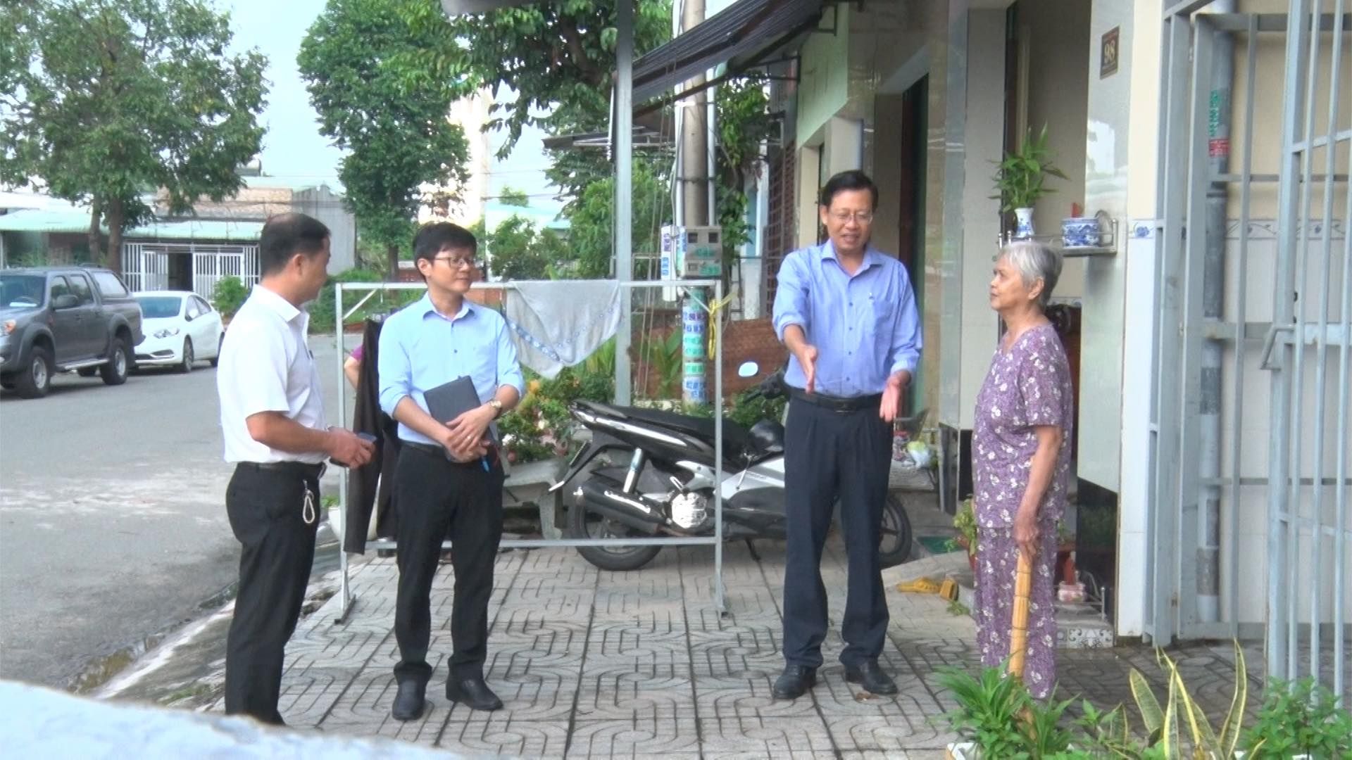 Có thể là hình ảnh về 4 người