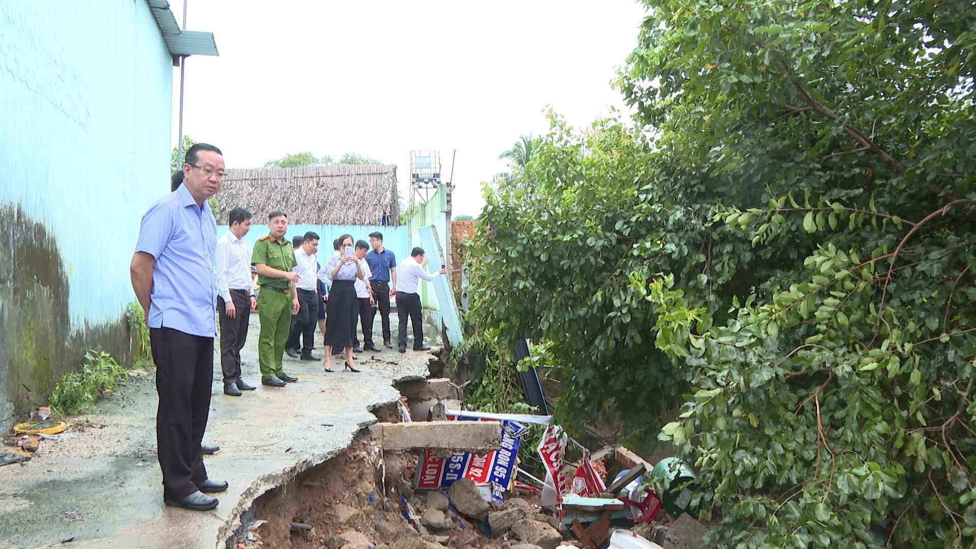 Có thể là hình ảnh về 7 người và cây