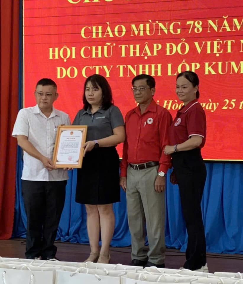 Có thể là hình ảnh về 4 người và văn bản