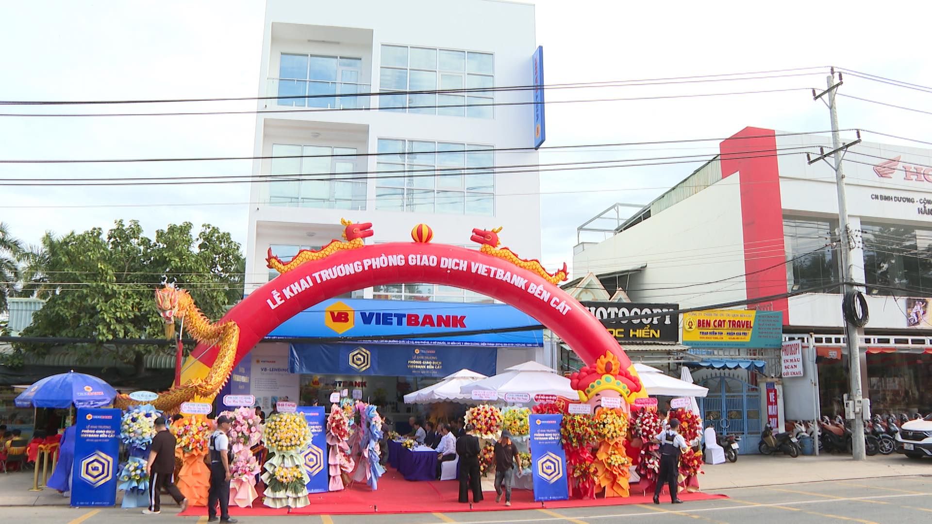 Có thể là hình ảnh về 4 người và văn bản