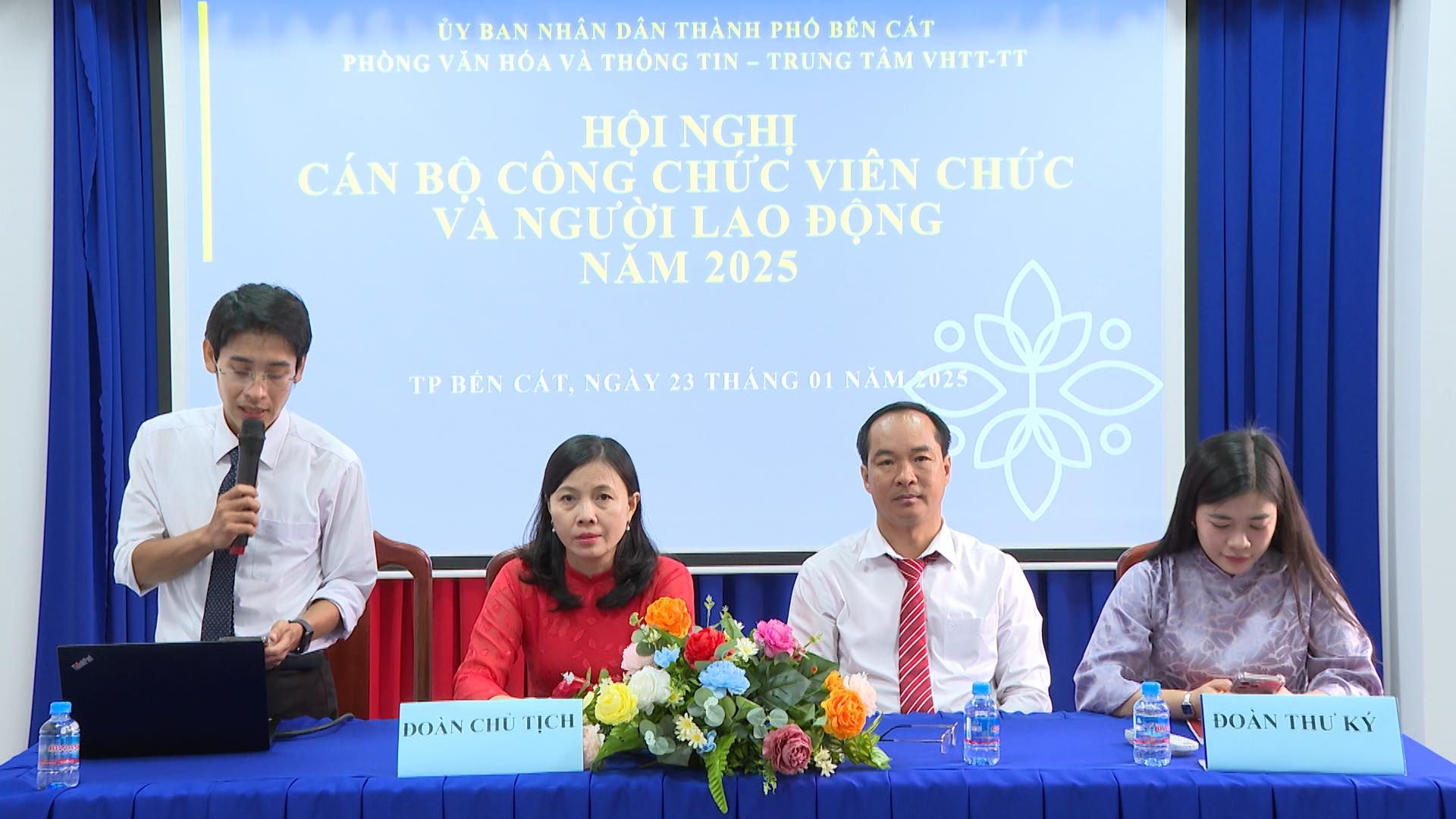 Có thể là hình ảnh về 4 người, phòng tin tức, cái bục và văn bản cho biết 'ỦY BAN NHẬN DAN THÀNH PHO BÊN CÁT PHÒNG VĂN HOA VA THÔNG TIN TRUNG TÂM VHTT-TT NOI NGHỊ CÁN Bo CÔNG CHỨC VIÊN CHỨC VÀ LAO ĐỘNG NĂM 2025 TP BEN CÁT, NGÀY 23 THẮNG 01 NAM2025 DOANCHUTICI DOANCHU HỊCH DOÀN DOANTHUKY THU KY'