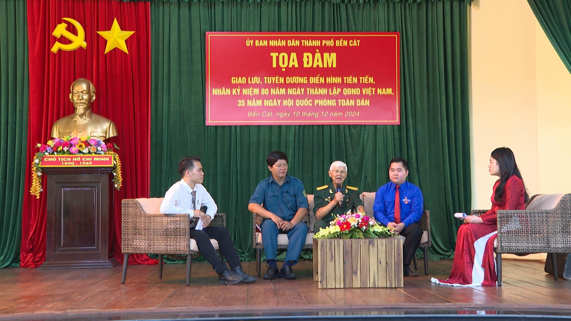 Có thể là hình ảnh về 5 người, cái bục và văn bản cho biết 'か (水 BYBAMWHAWDANTHAM.PHÓBENCAT ỦY BAN NHÂN DÁN THÀNH PHỐ BÉN CÁT TOA ĐÀM GIAO LƯU, Τυ DƯƠNG ĐIỀN HÌNH TEN TIẾN, NHÂN NIỀM NAM NGÀY THÀNH LẬP QDND VIỆT NAM, 35 NÂM NGAY HỘI υός PHONG TOAN DAN Bon Cát, ngày 10 thang năm 2024 u rEHu 140 CHÍ MINH や6や'