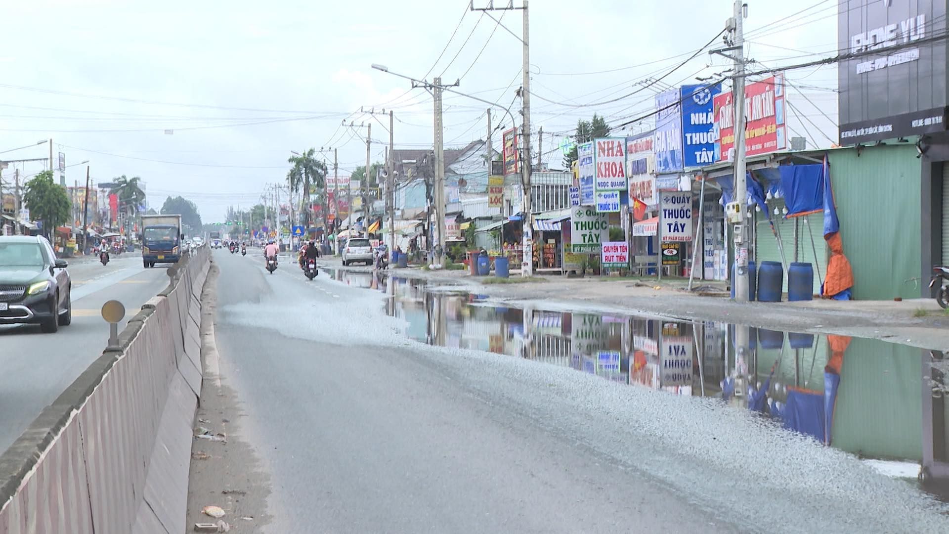 Có thể là hình ảnh về 3 người, đường phố, đường và văn bản