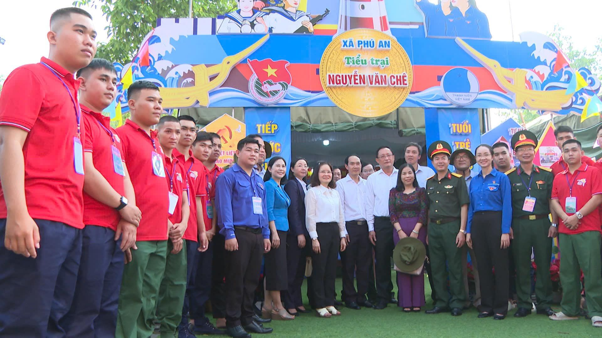 Có thể là hình ảnh về 15 người và văn bản cho biết 'XAPHỦAN XA ΡΗύ AN Tiểu trại NGUYÊNVANCH NGUYỀN VĂN CHÊ imcin TIẾP ር 0mp TUỐI TBE กม'