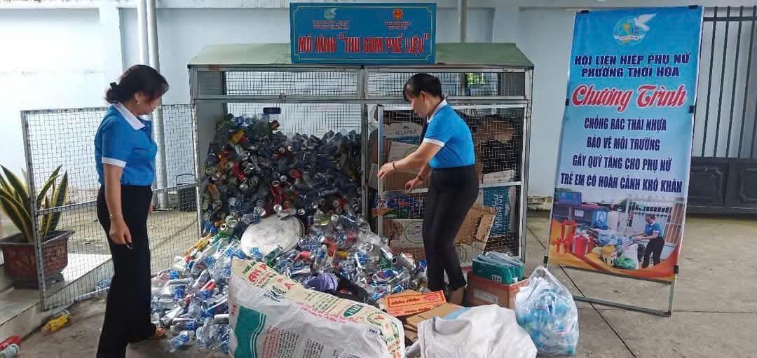 Có thể là hình ảnh về 3 người, bàn là và văn bản