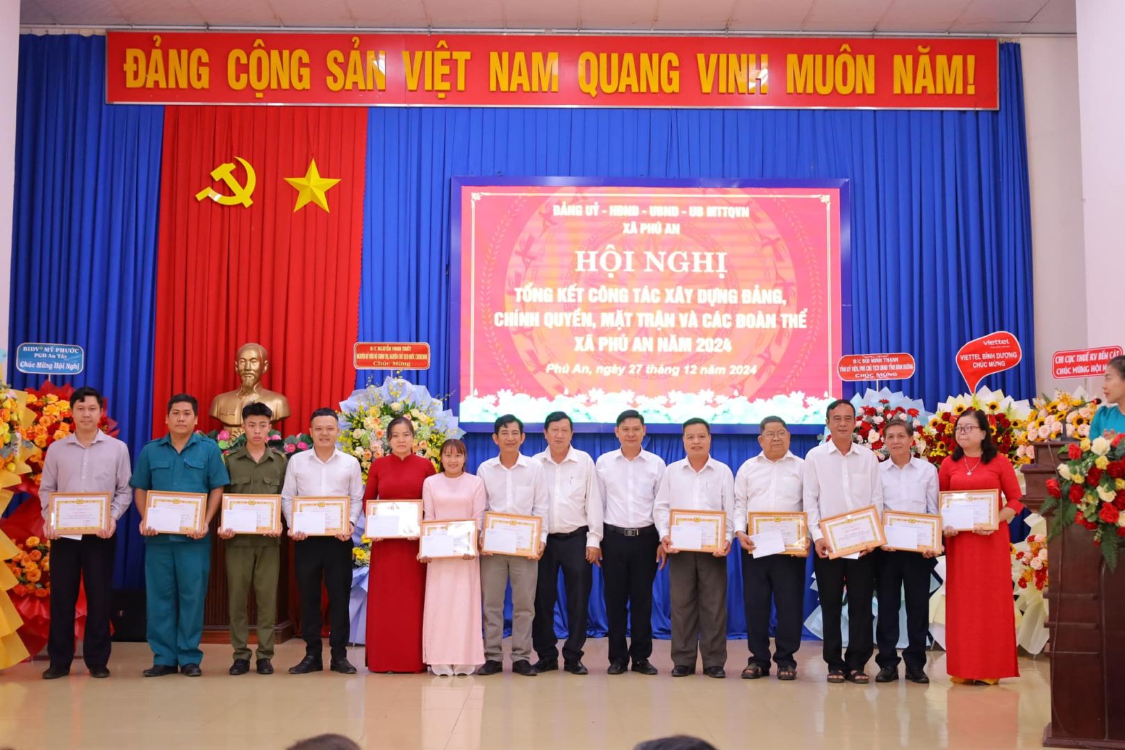 Có thể là hình ảnh về 13 người và văn bản