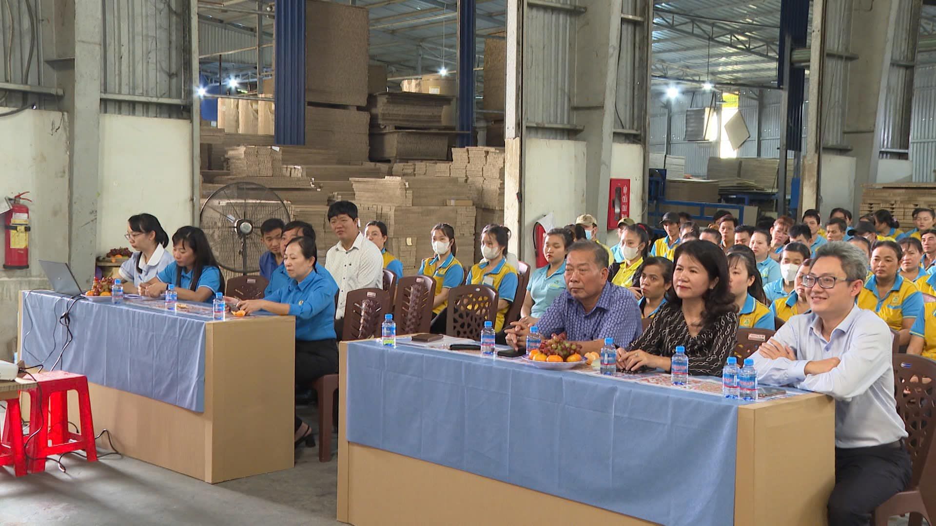 C&oacute; thể l&agrave; h&igrave;nh ảnh về 7 người