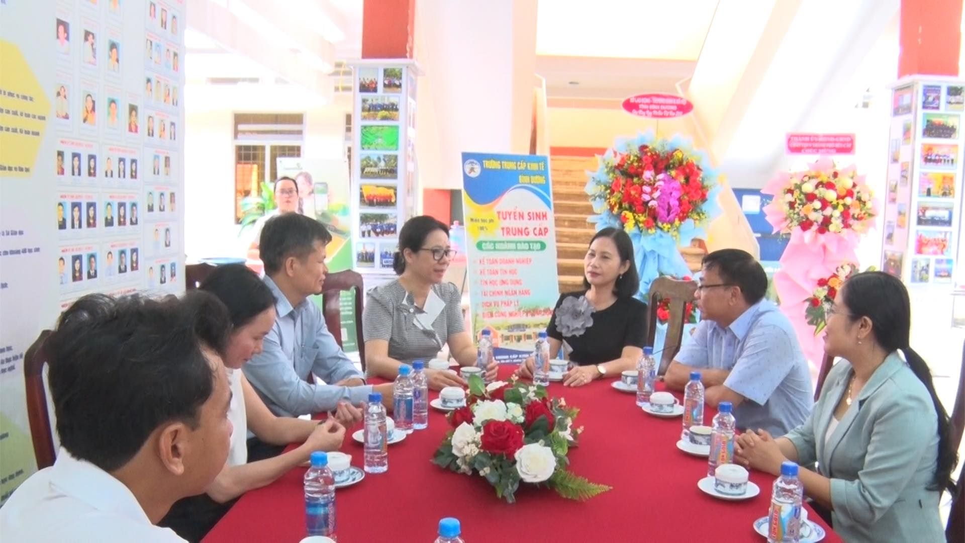 Có thể là hình ảnh về 7 người và văn bản