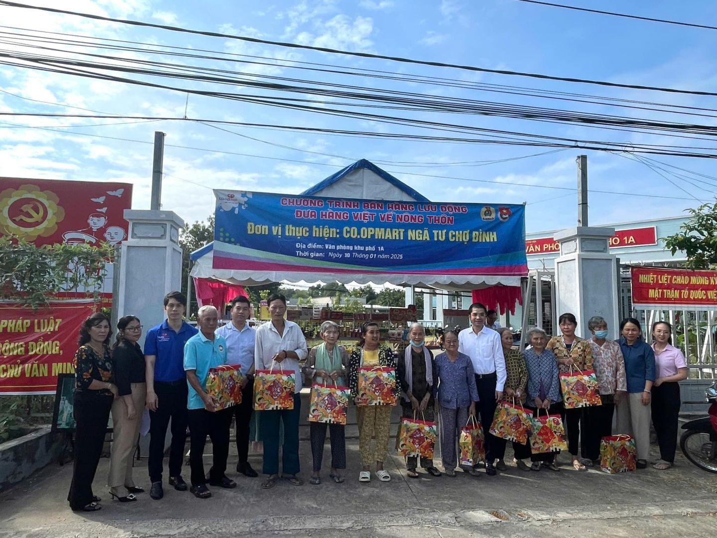 Có thể là hình ảnh về 15 người và văn bản