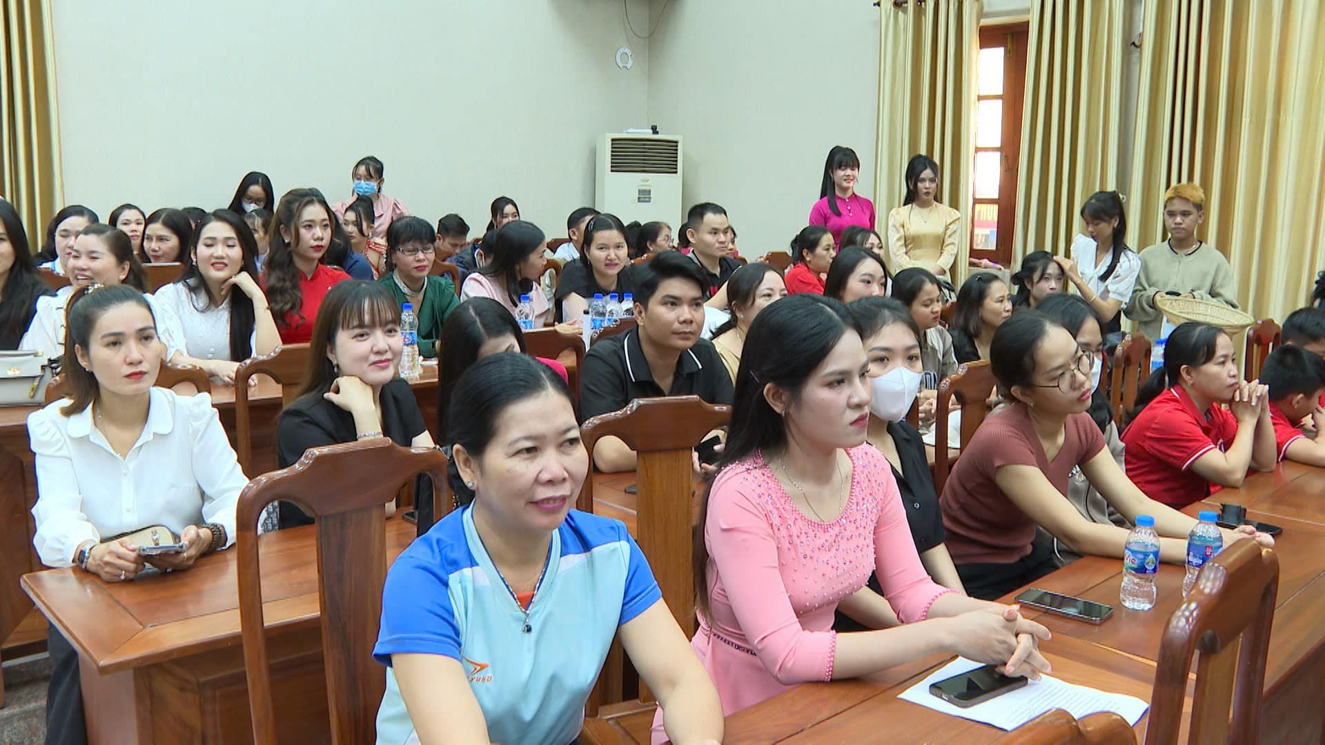 Có thể là hình ảnh về 3 người và mọi người đang học