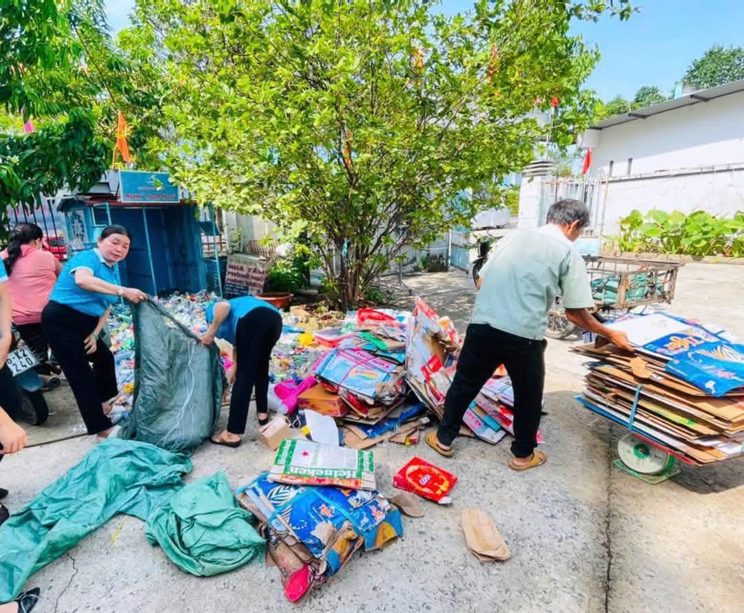 Có thể là hình ảnh về 4 người và văn bản