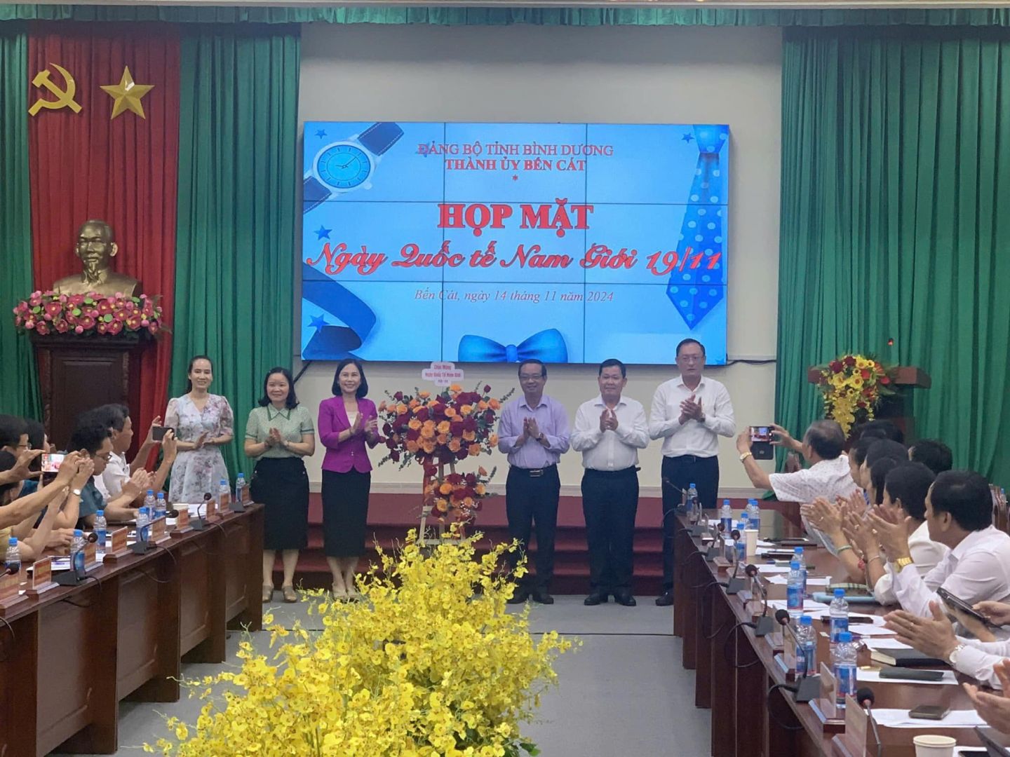 Có thể là hình ảnh về 9 người, cái bục và văn bản