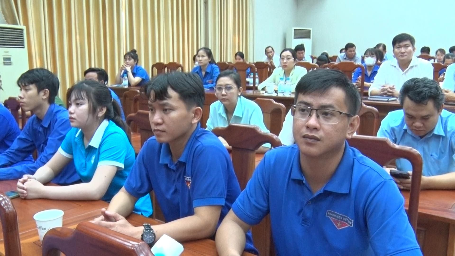 Có thể là hình ảnh về 5 người và mọi người đang học