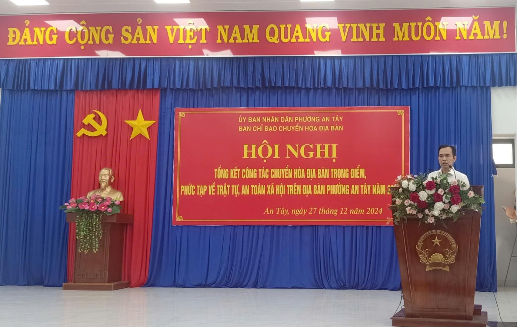 Có thể là hình ảnh về ‎1 người, cái bục và ‎văn bản cho biết '‎ĐẢNG CỘNG SẢN VIỆT NAM QUANG VINH MUÔN NĂM! ح ỦY BAN NHÂN DÂN PHƯỜNG AN TÂY BAN CHI ĐAO CHUY HÓA ĐIA BAN 제3에 HÔI NGHỊ TỐNG KẾT CÔNG TAC CHUYỂN HÓA DIA BẢN TRONG ĐIỀM, PHỨC MECTIPETT VÉ TAP HỘI TREN BIA BAN PHƯƠNG TẢY AnTây, AnTiy,ngày27tháng12năm2024 ngày 27 tháng 12 12 nằm 2024‎'‎‎