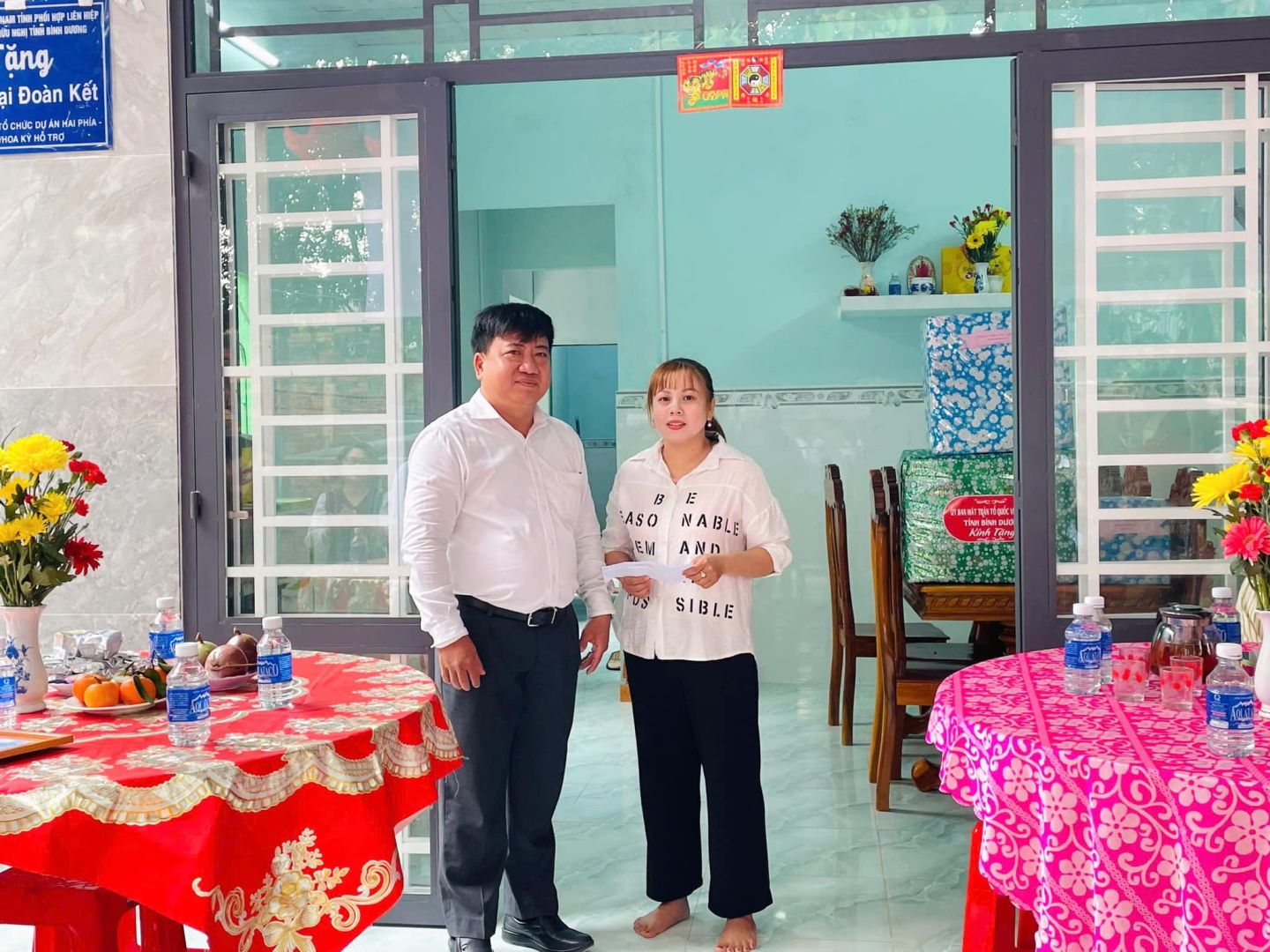 Có thể là hình ảnh về 2 người và văn bản cho biết '1 THÊP 1 a ăng ai Đoàn Kết CHÚ HA- হের 냉어 B E ASO ASONABLE NABLE EM AND US SIBLE SIBLE'