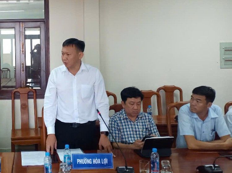 Có thể là hình ảnh về 3 người và văn bản cho biết 'F PHƯỜNG HÒA PHƯỜNGHÒALỢI HÒALỢI LỢI'