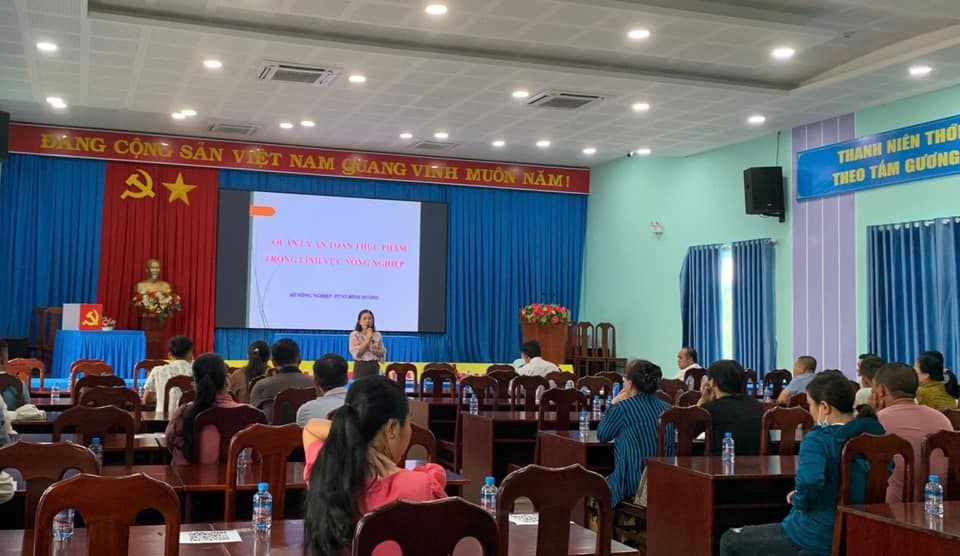 Có thể là hình ảnh về 12 người, mọi người đang học và văn bản